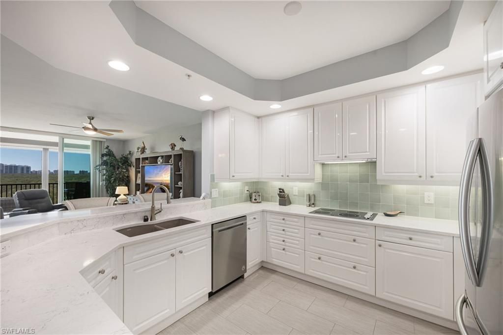 425 Cove Tower Dr, Unit 502, Naples, FL 34110 Photo