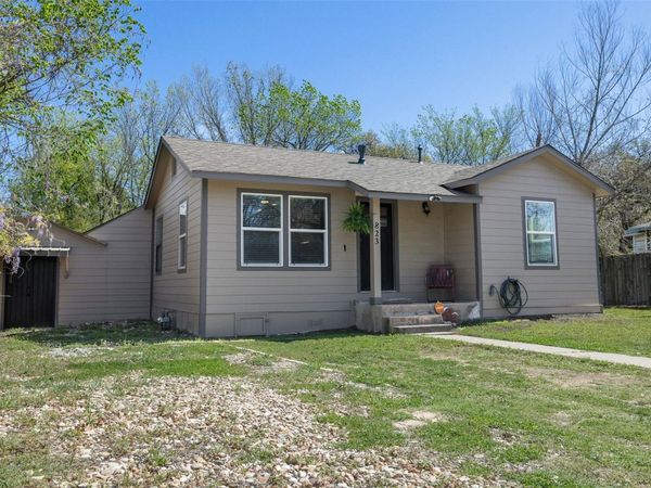 823 Hickory ST , Rockdale, TX 76567