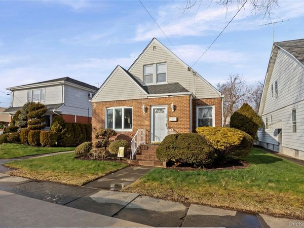 39 Stewart Street , Floral Park, NY 11001