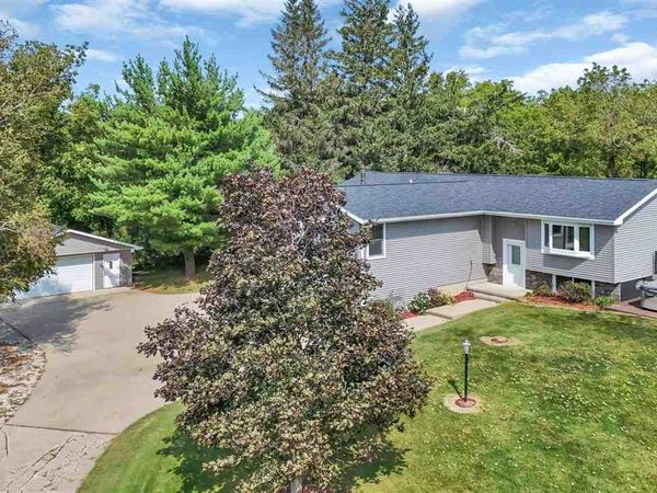 2713 61st St Ln, Vinton, IA 52349