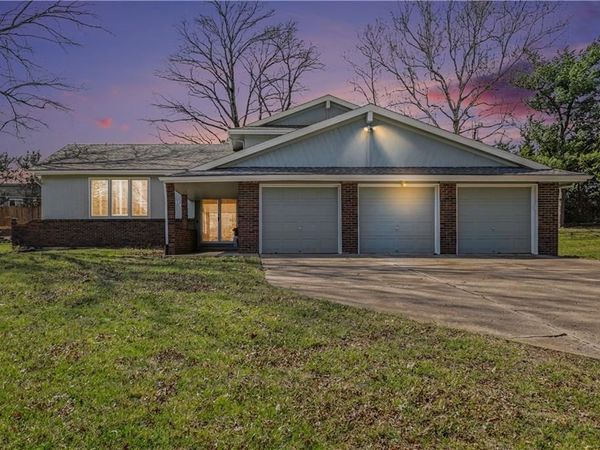 909 Tam O'Shanter Street, Kansas City, MO 64145