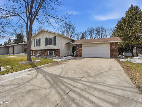 922 JAMES Avenue SE, East Grand Forks, MN 56721