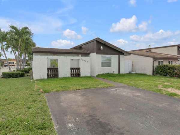 10532 SW 21st Ln , Miami, FL 33165