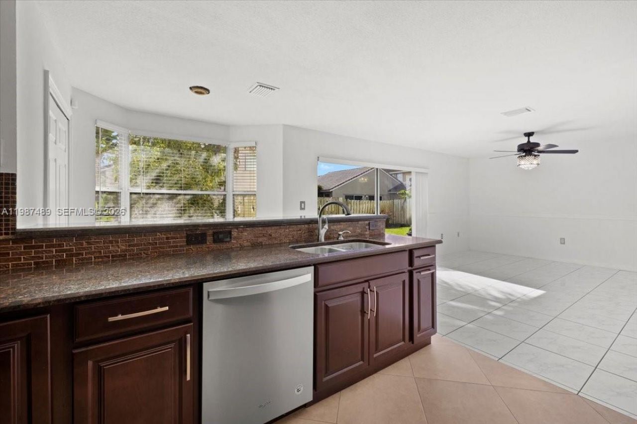 1041 NW 189th Ave, Pembroke Pines, FL 33029 Photo