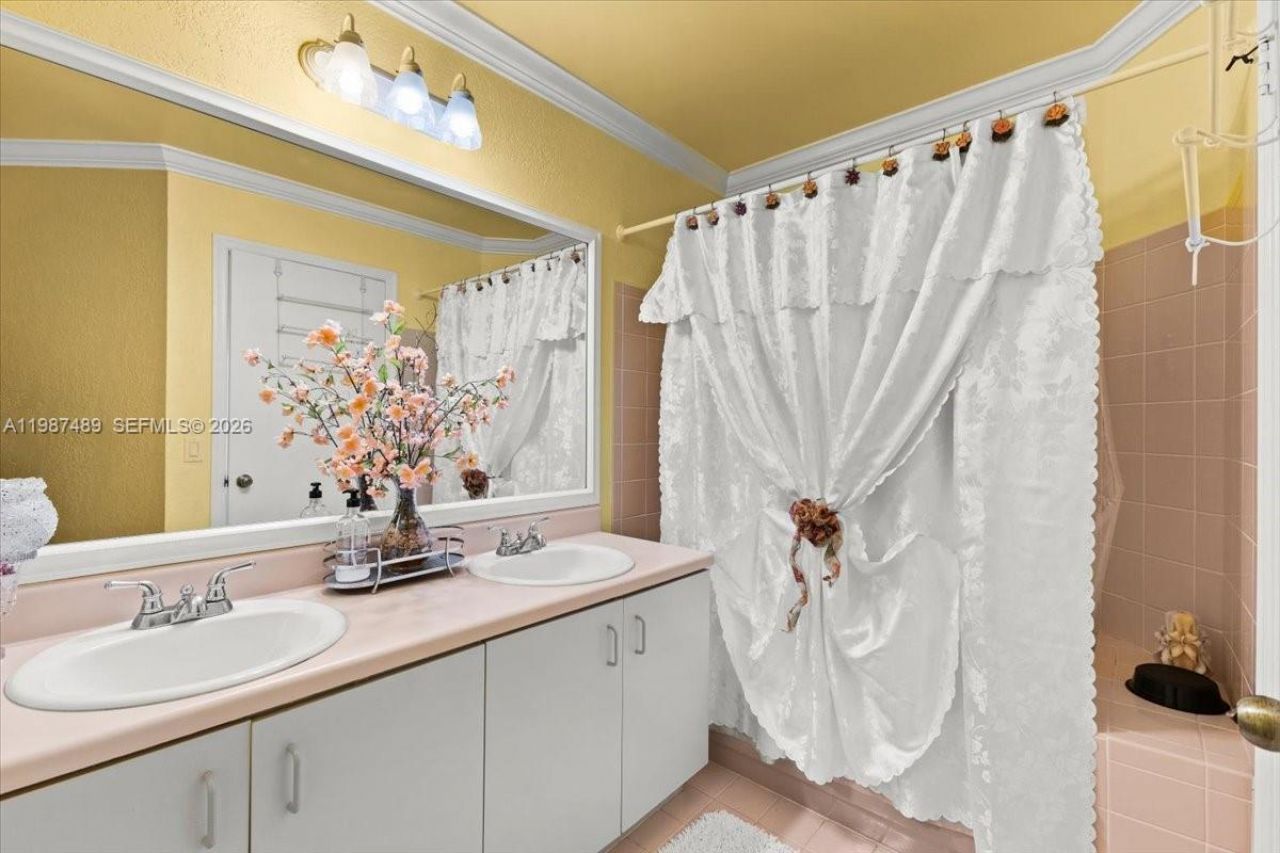 1041 NW 189th Ave , Pembroke Pines, FL 33029 Photo