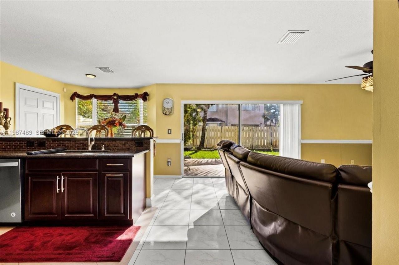 1041 NW 189th Ave , Pembroke Pines, FL 33029 Photo