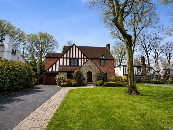 106 Thayer Road, Manhasset, NY 11030