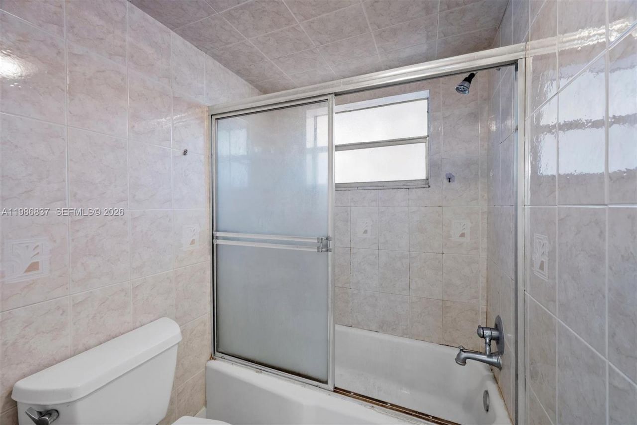 871 NE 195th St , Unit 202, Miami, FL 33179 Photo