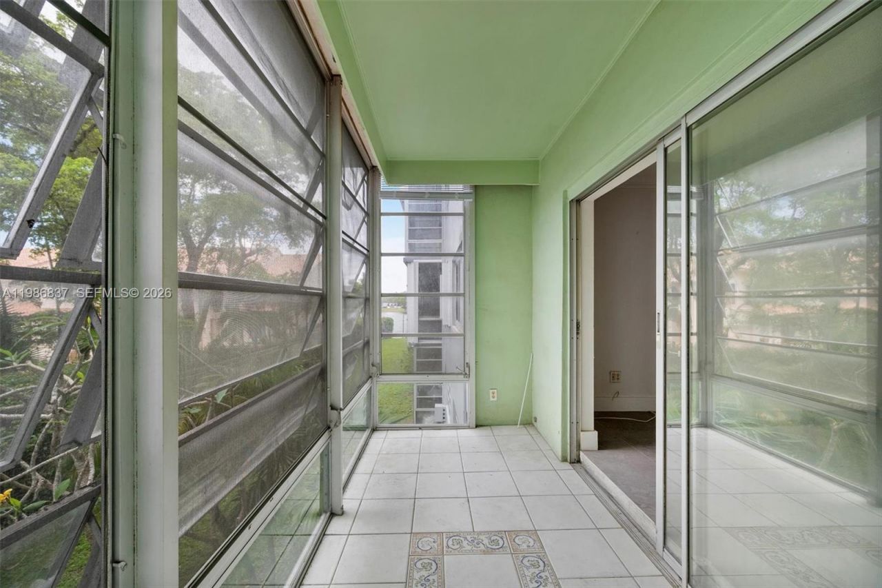 871 NE 195th St , Unit 202, Miami, FL 33179 Photo