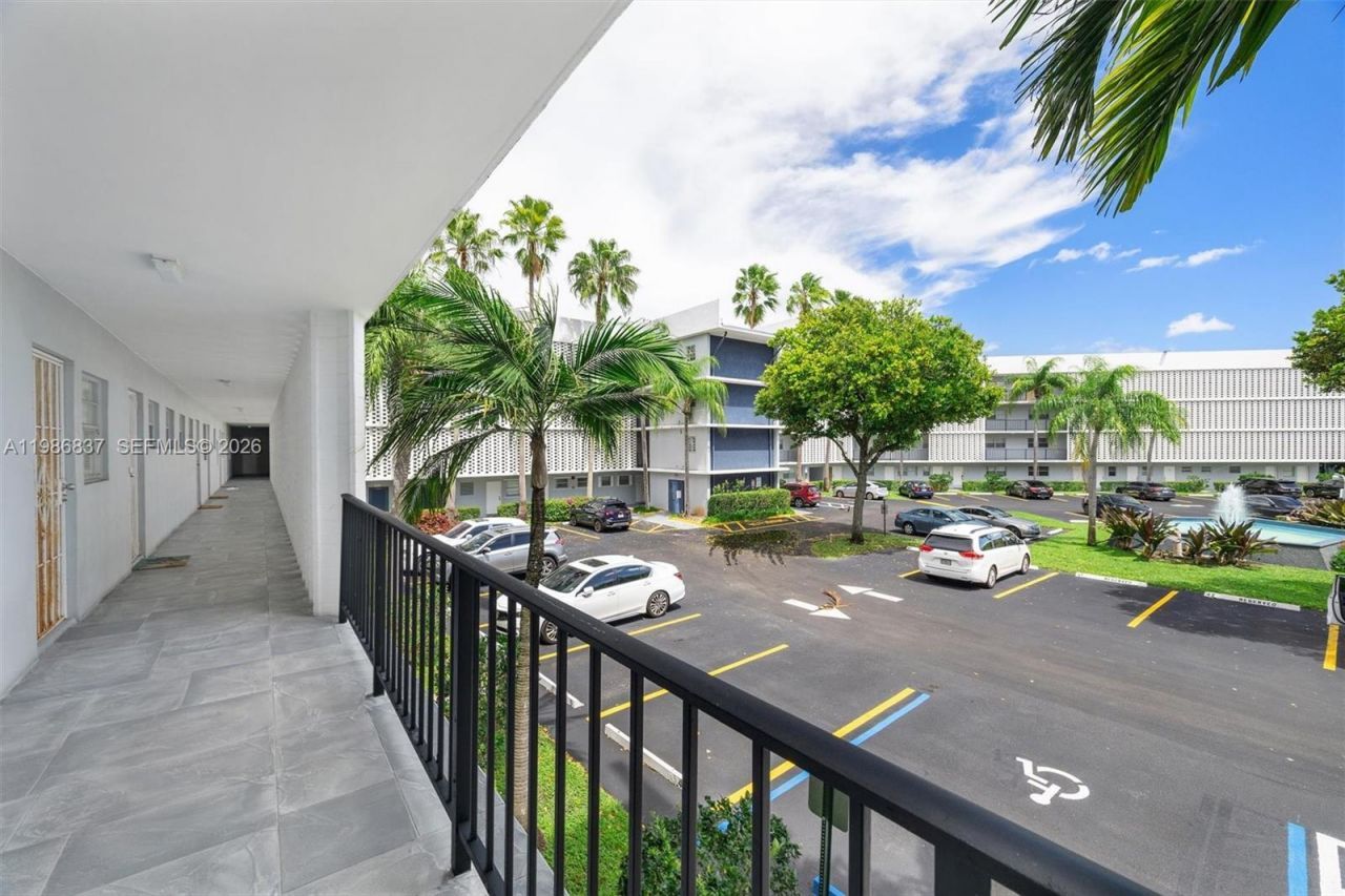 871 NE 195th St , Unit 202, Miami, FL 33179 Photo