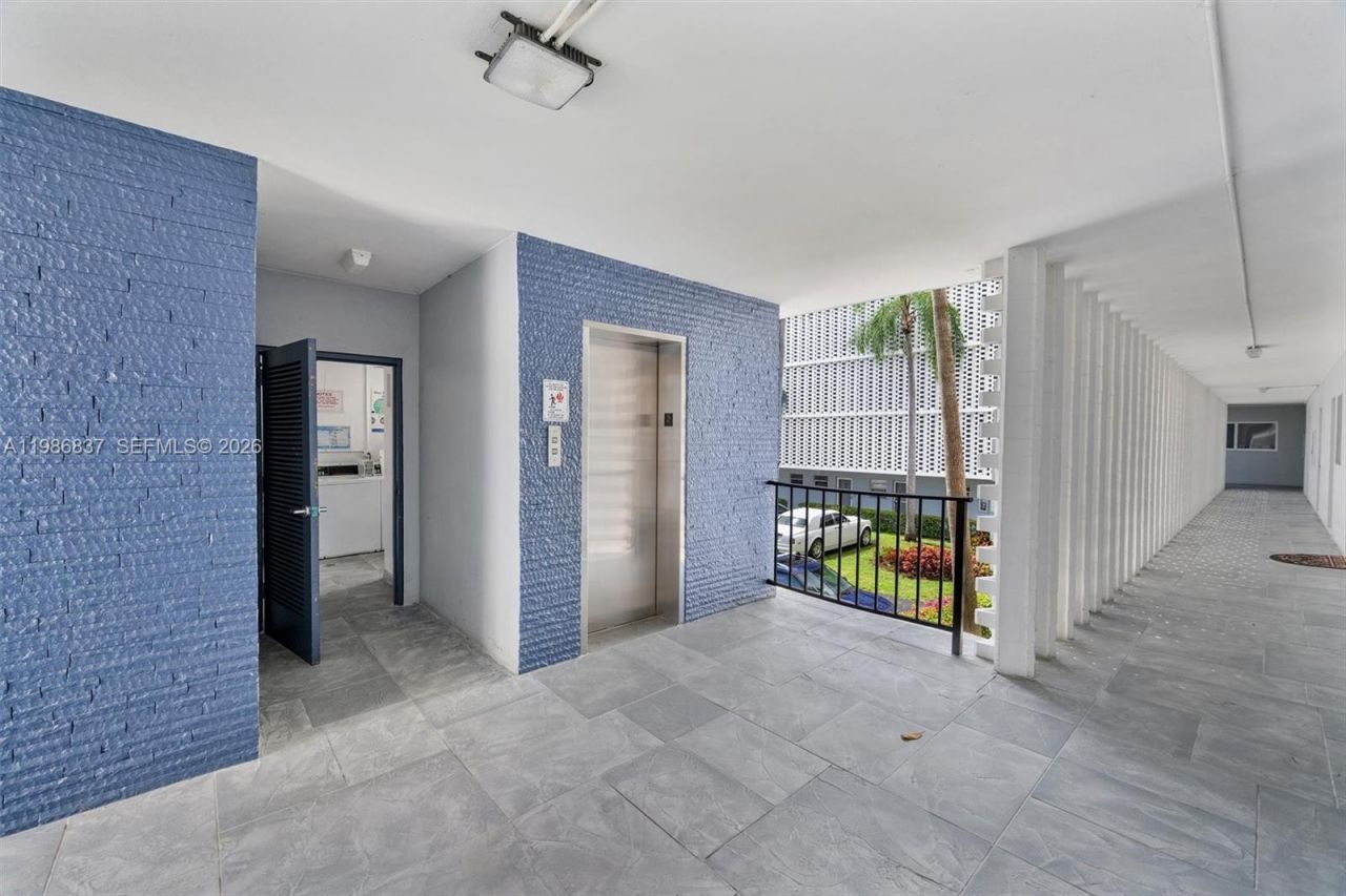 871 NE 195th St , Unit 202, Miami, FL 33179 Photo