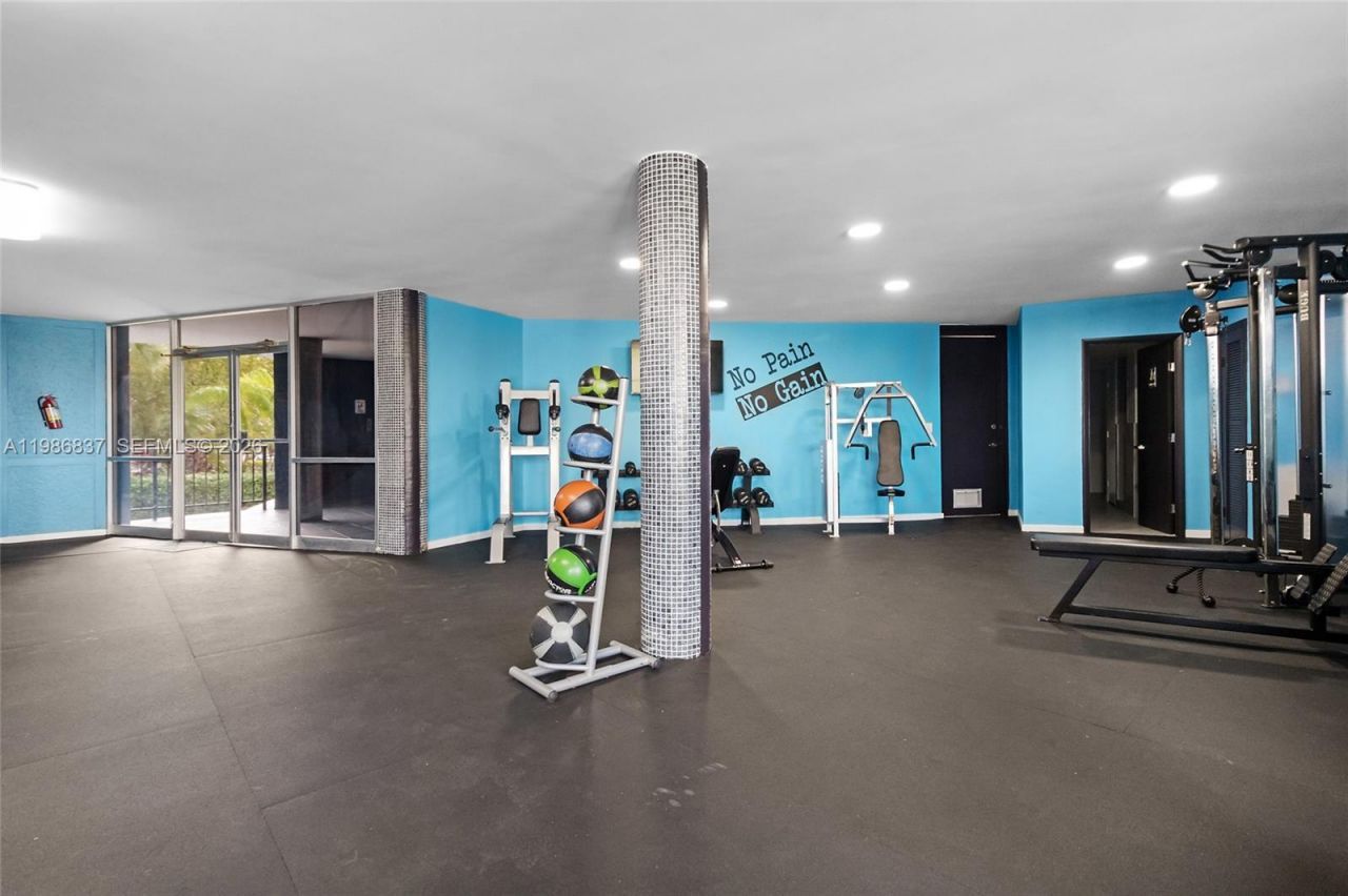 871 NE 195th St , Unit 202, Miami, FL 33179 Photo