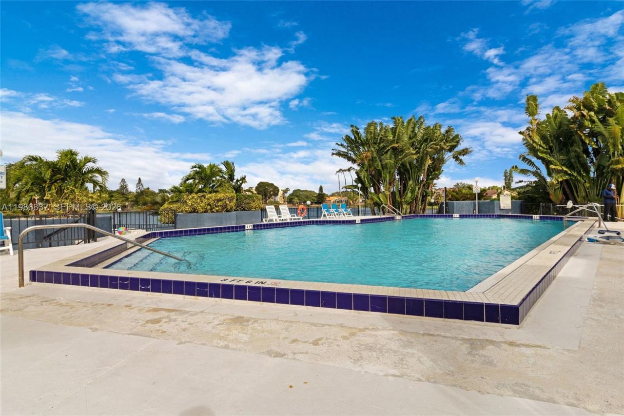 871 NE 195th St , Unit 202, Miami, FL 33179 Photo