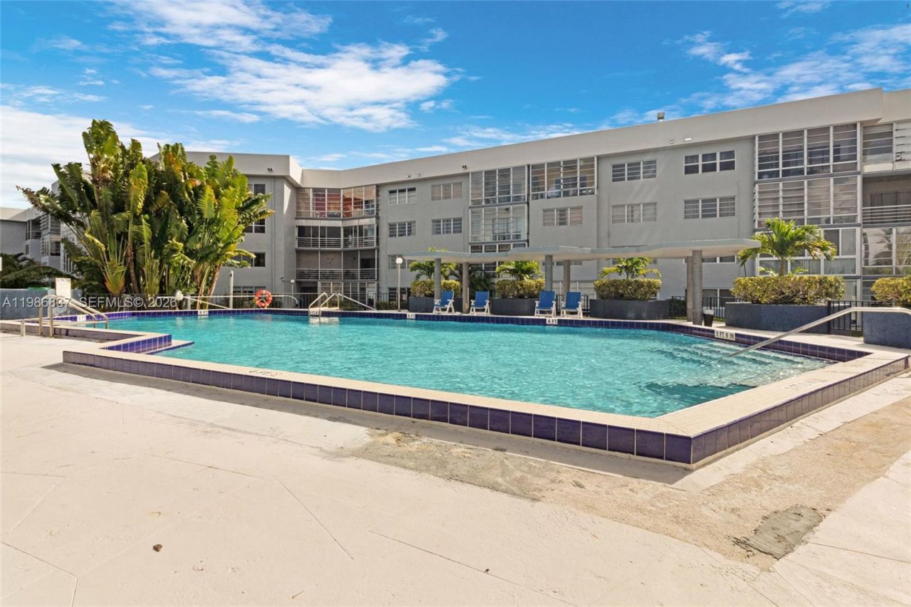 871 NE 195th St , Unit 202, Miami, FL 33179 Photo