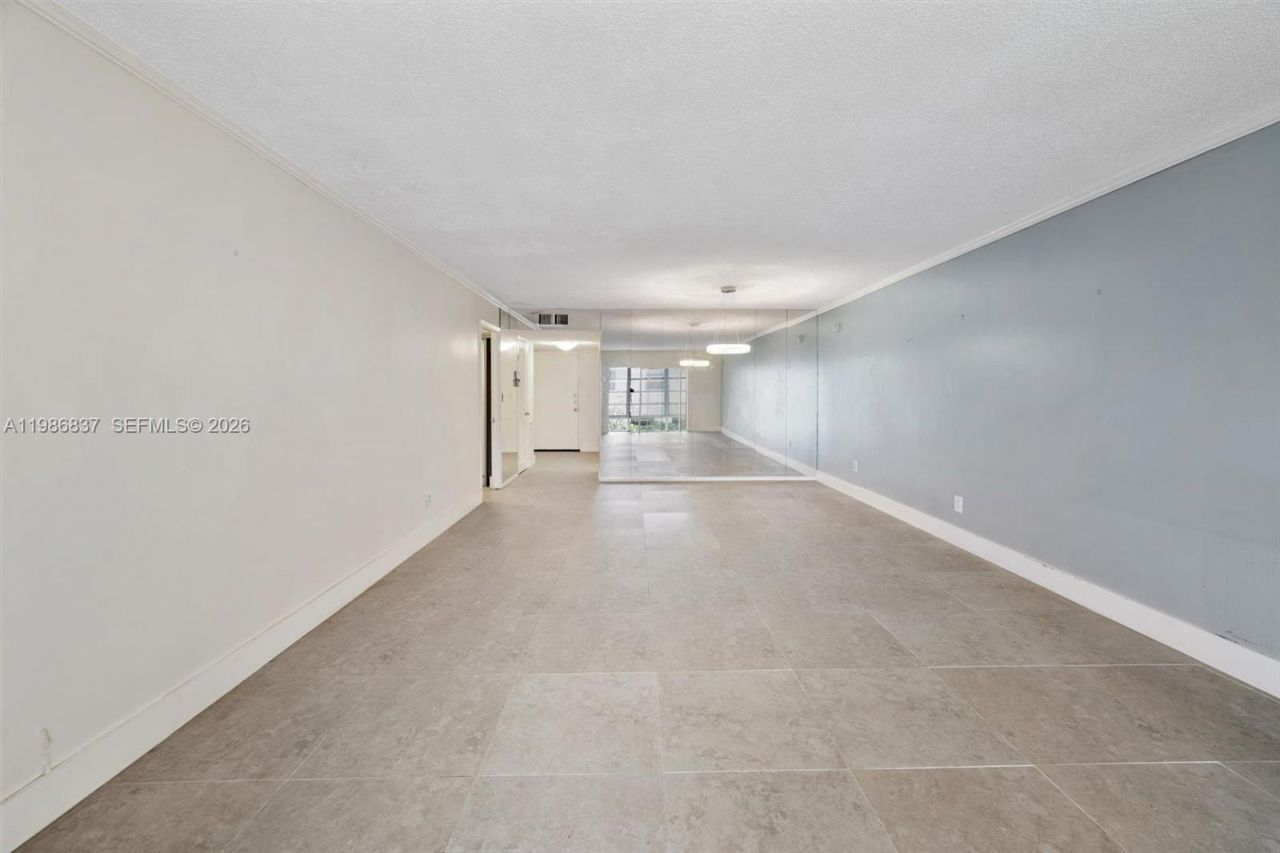 871 NE 195th St , Unit 202, Miami, FL 33179 Photo