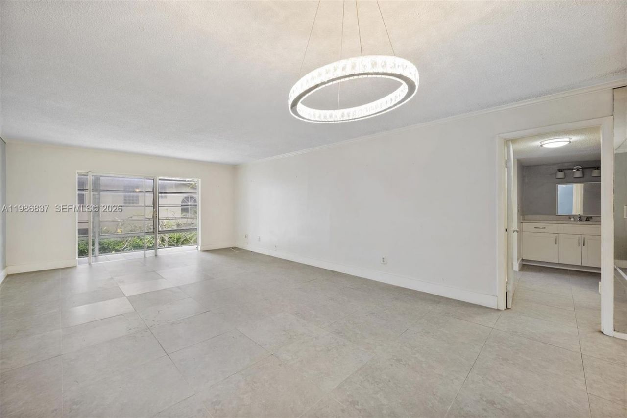 871 NE 195th St , Unit 202, Miami, FL 33179 Photo