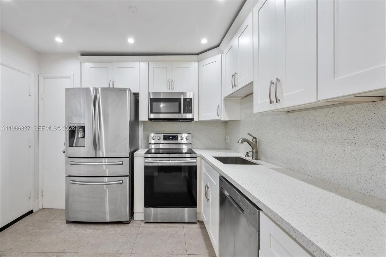 871 NE 195th St , Unit 202, Miami, FL 33179 Photo