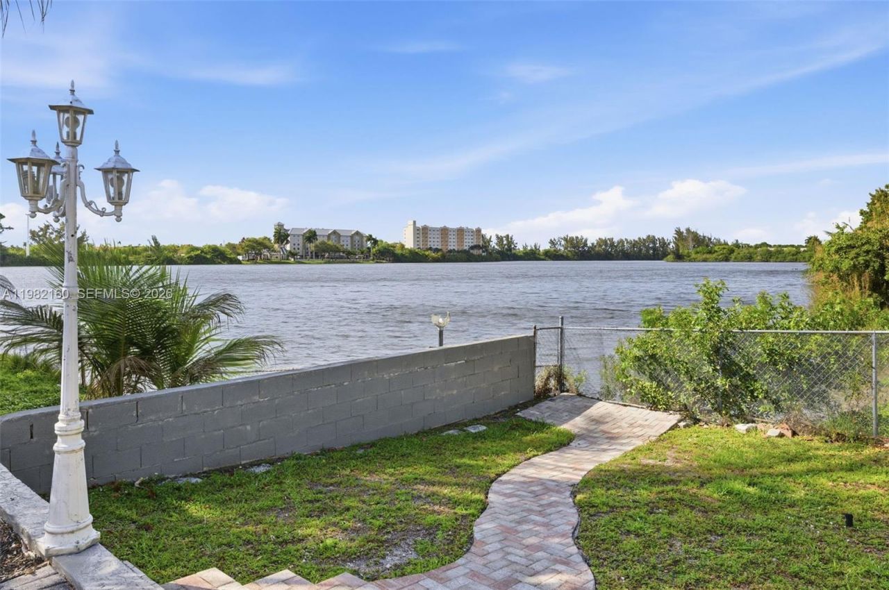 2425 Raleigh St , Hollywood, FL 33020 Photo