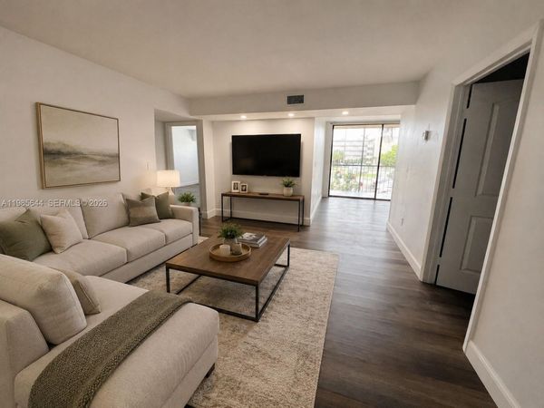 8635 NW 8th St, Unit 211, Miami, FL 33126