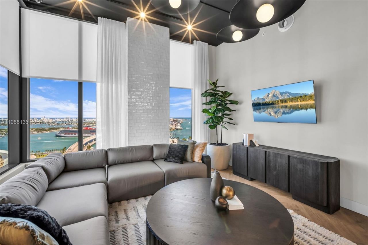 121 NE 5th St , Unit 902, Miami, FL 33132 Photo