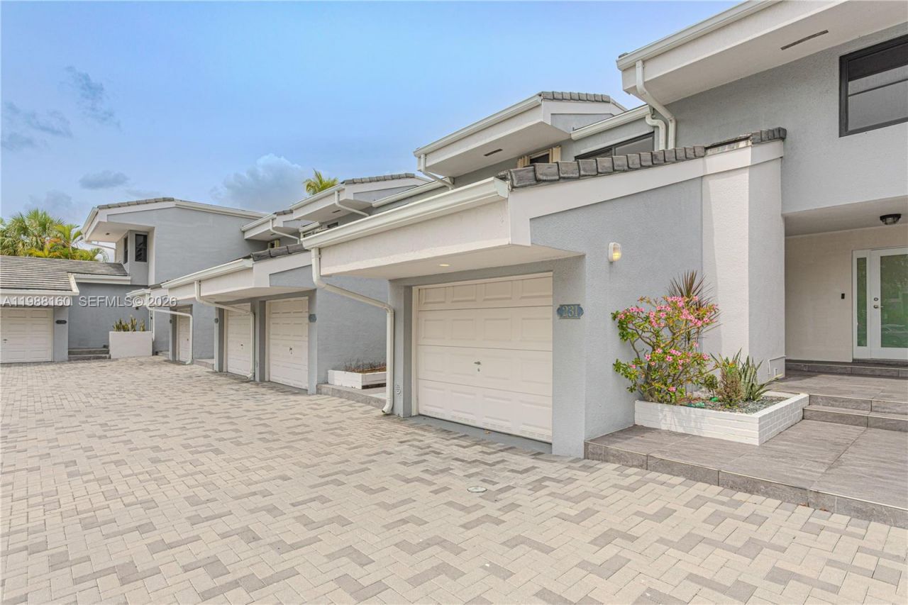 231 Poinciana Dr , Unit 401, Sunny Isles Beach, FL 33160 Photo