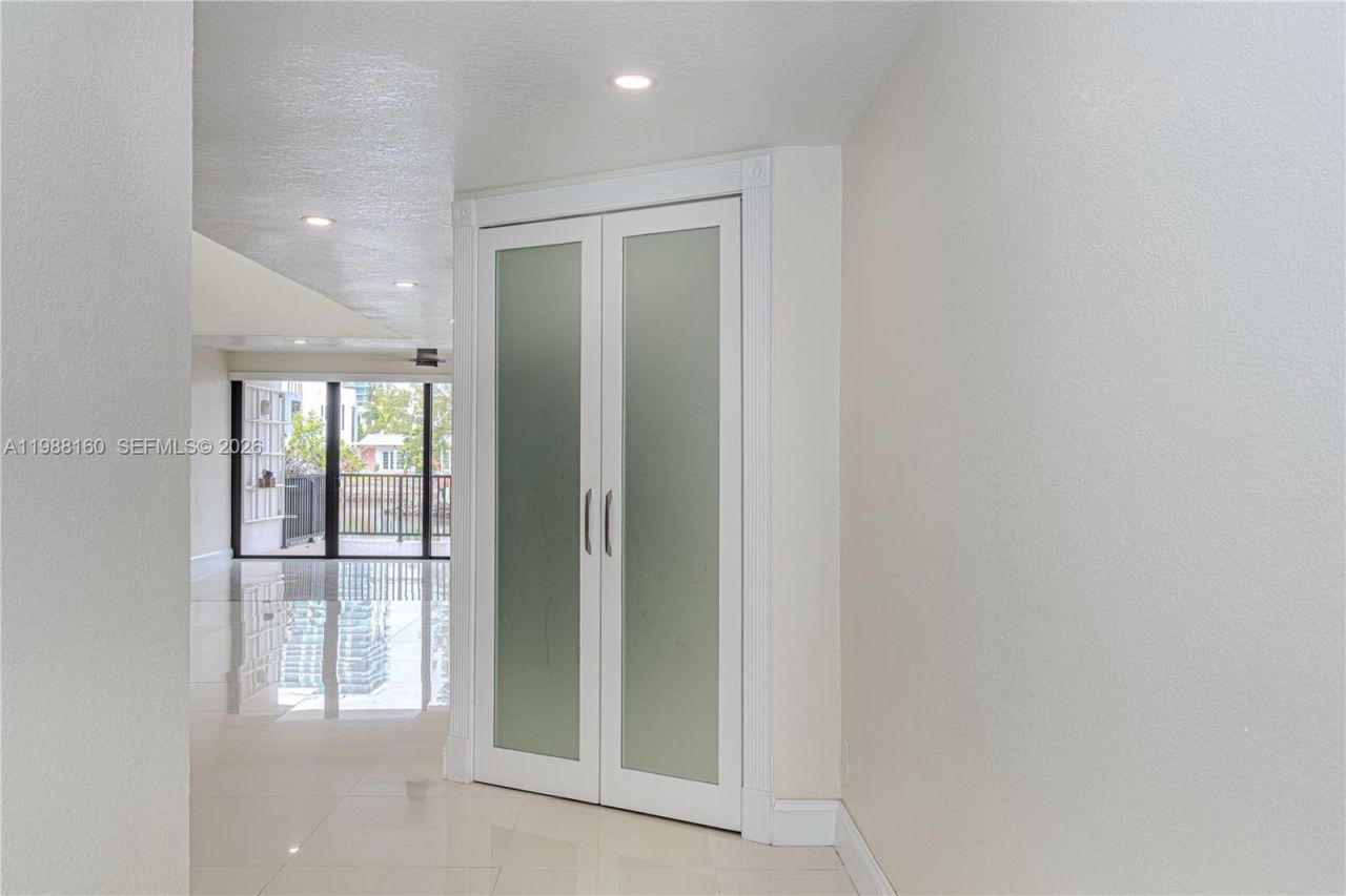 231 Poinciana Dr , Unit 401, Sunny Isles Beach, FL 33160 Photo