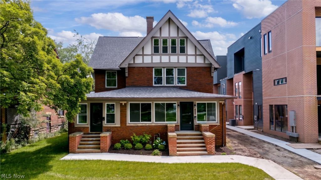 9805 Lake Avenue, Cleveland, OH 44102