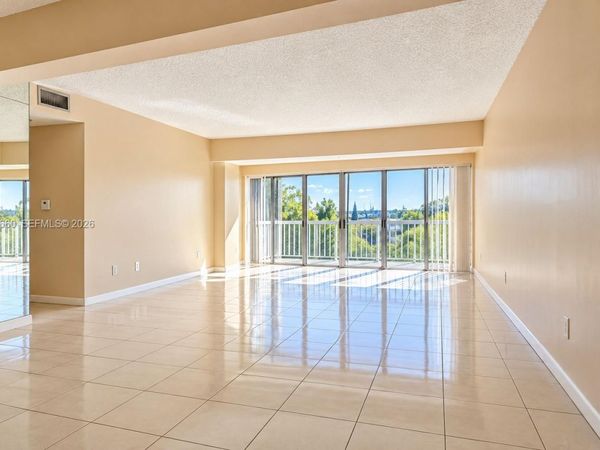 9180 Fontainebleau Blvd, Unit 401, Miami, FL 33172