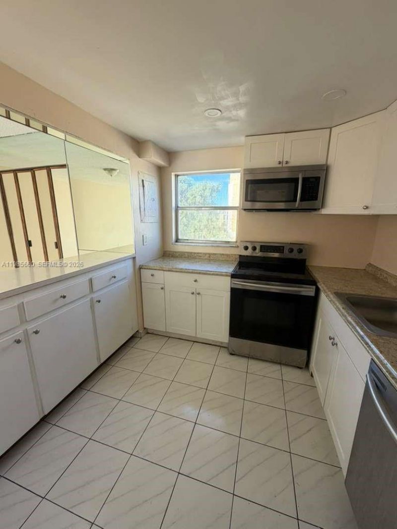 9180 Fontainebleau Blvd , Unit 401, Miami, FL 33172 Photo