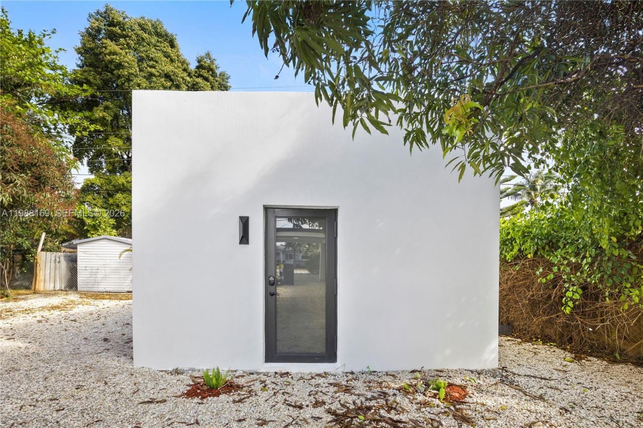 421 NW 81st St , Miami, FL 33150 Photo