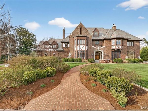 66 Lake Forest Drive, St Louis, MO 63117