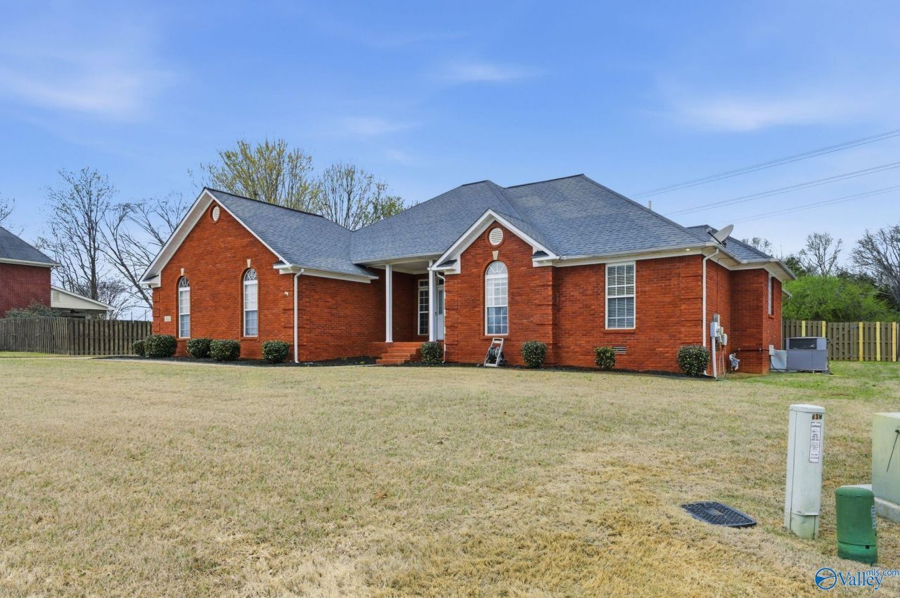 162 Whippoorwill Drive, Huntsville, AL 35811 Main Photo