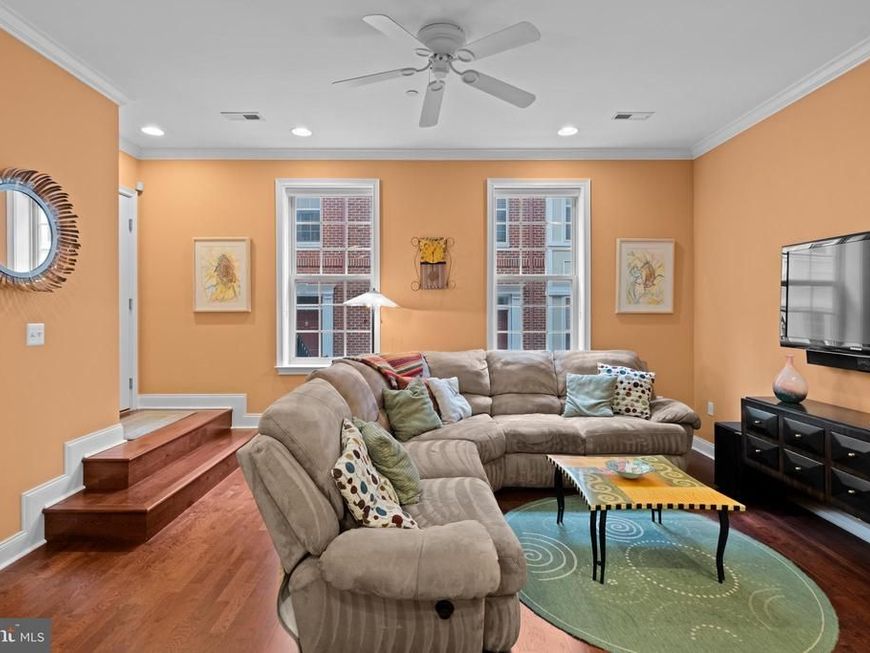 304 Captains Way, Philadelphia, PA 19146 Main Photo