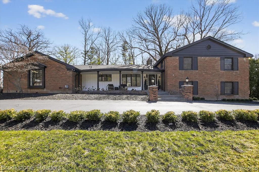 754 N Valley Chase Road, Bloomfield Hills, MI 48304 Main Photo