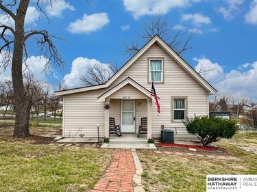 5617 M Street, Omaha, NE 68117