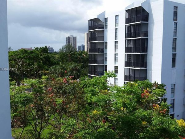 3475 N Country Club Dr , Unit 202, Aventura, FL 33180