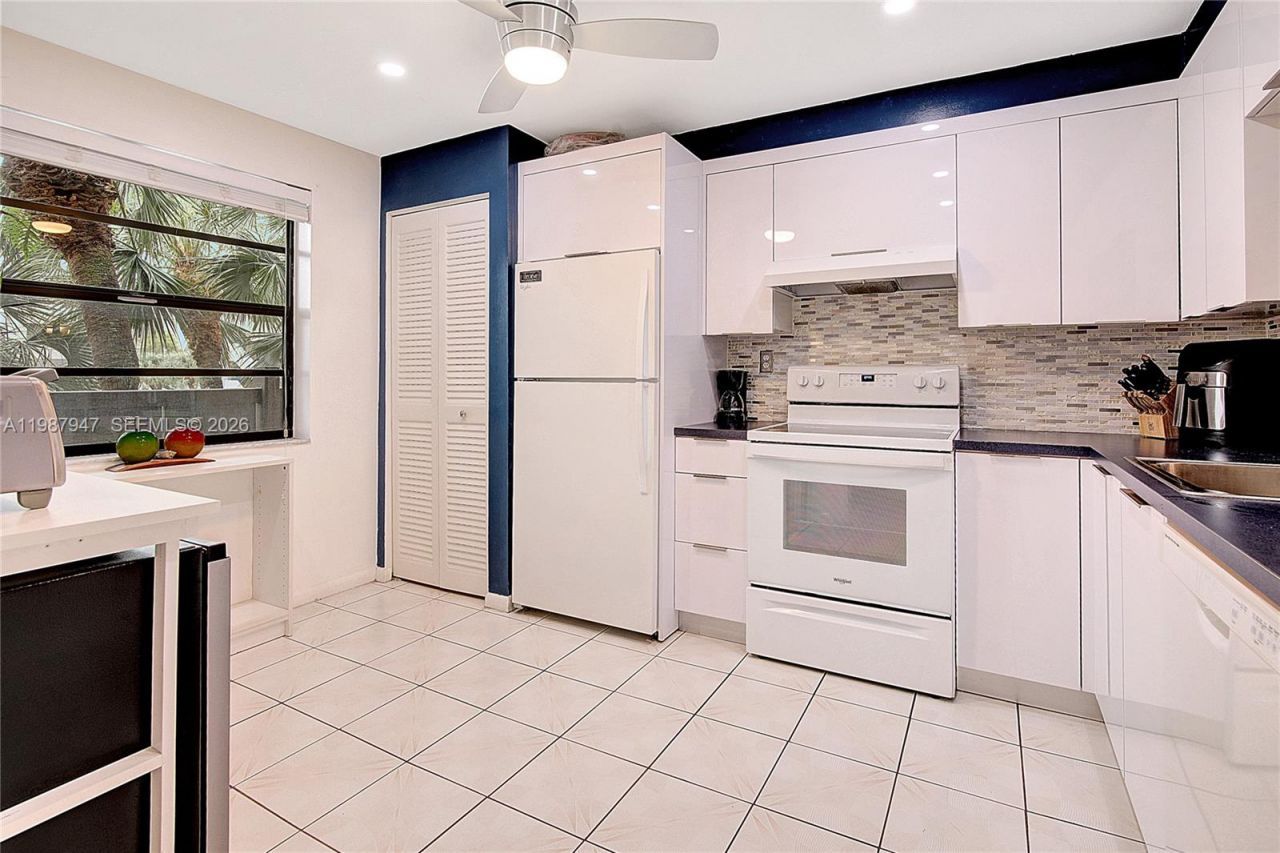 1100 Colony Point Cir , Unit 302, Pembroke Pines, FL 33026 Photo