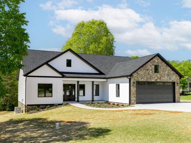 37 Twin Lake Dr, Bedford, VA 24523