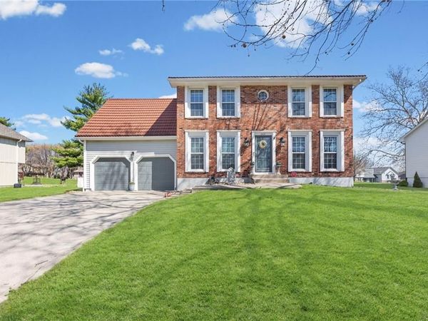 202 NW Ironbark Street, Lee's Summit, MO 64064