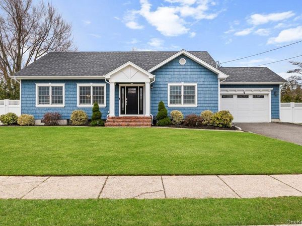 66 Arch Drive, Holbrook, NY 11741