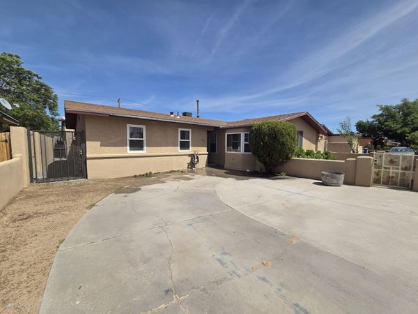 632 57th Street NW, Albuquerque, NM 87105