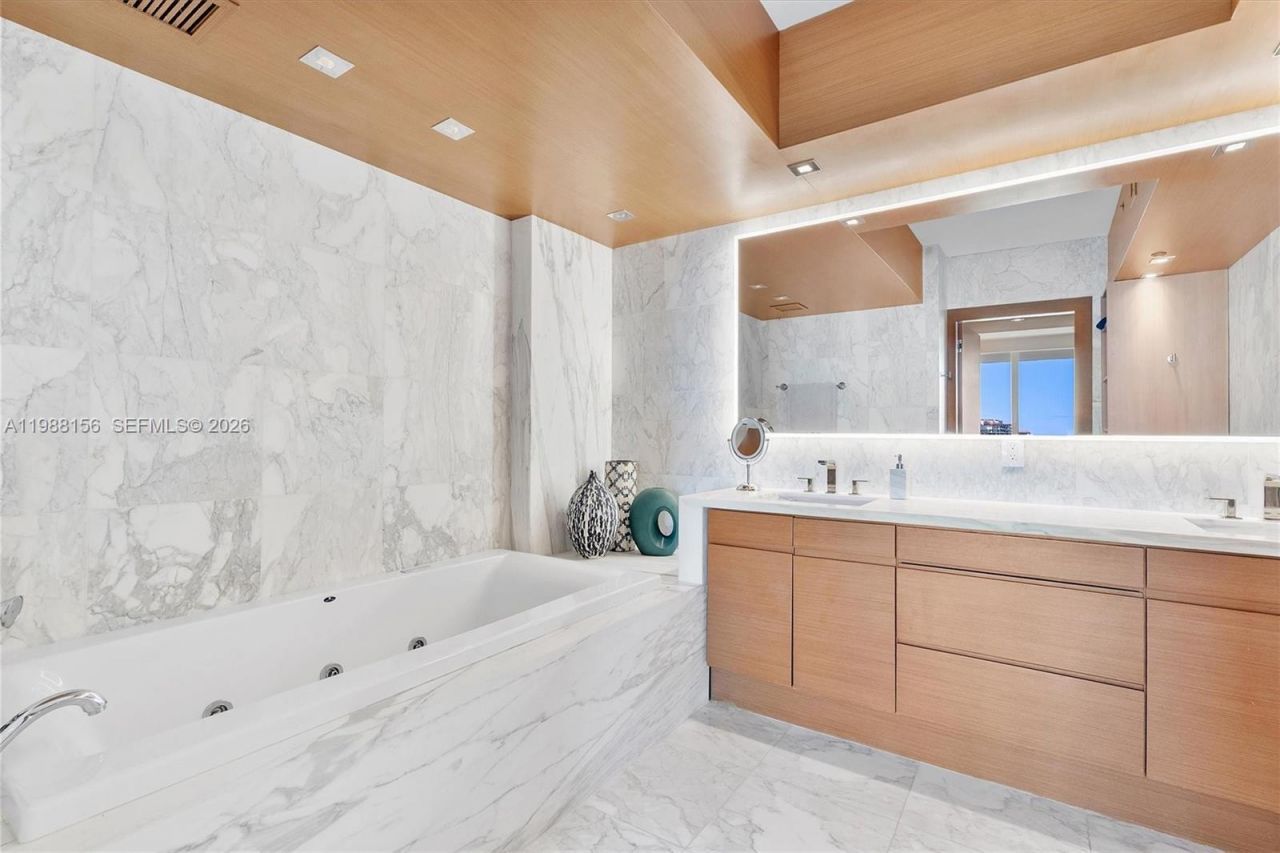 1000 S Pointe Dr , Unit 705, Miami Beach, FL 33139 Photo