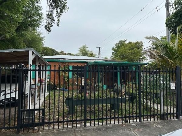 2490 NW 59th St , Miami, FL 33142