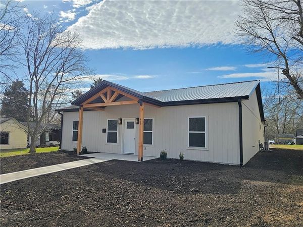 410 E 6th Avenue, Garnett, KS 66032