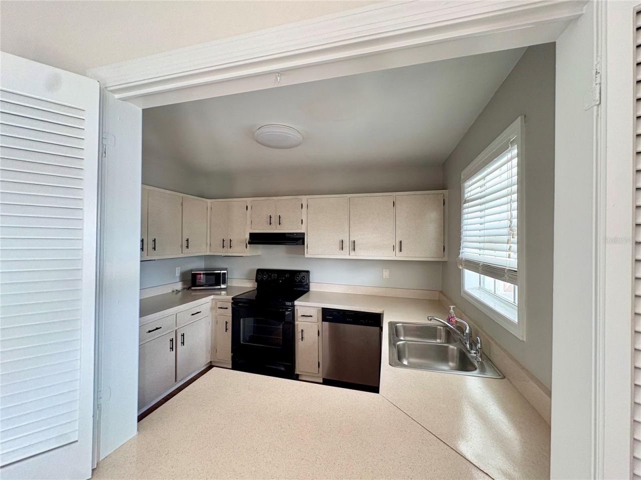 204 Pompano Drive Se, Unit D, Saint Petersburg, FL 33705 Photo