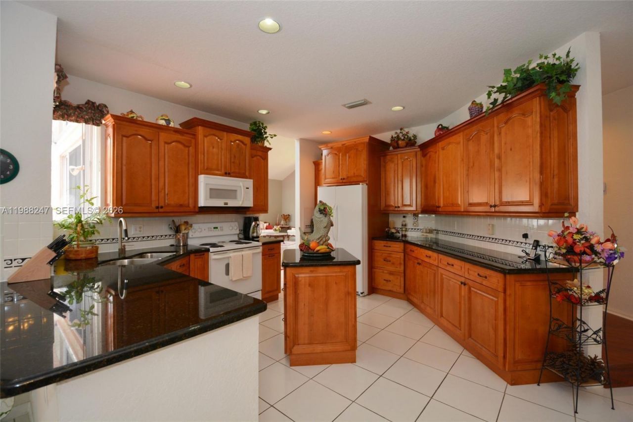 1582 NW 182nd Way , Pembroke Pines, FL 33029 Photo