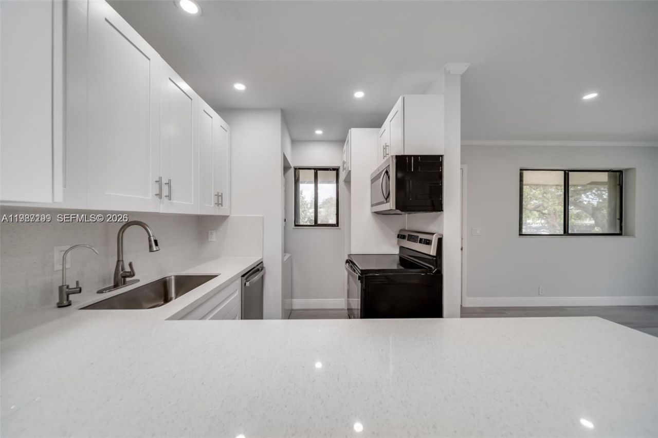 677 Trace Cir, Unit 211, Deerfield Beach, FL 33441 Photo