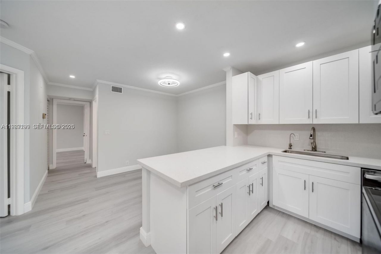 677 Trace Cir, Unit 211, Deerfield Beach, FL 33441 Photo