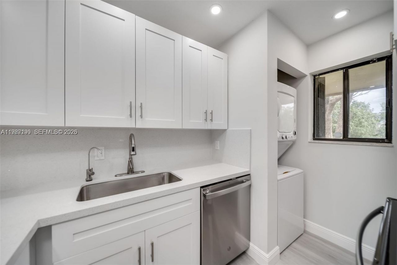 677 Trace Cir, Unit 211, Deerfield Beach, FL 33441 Photo