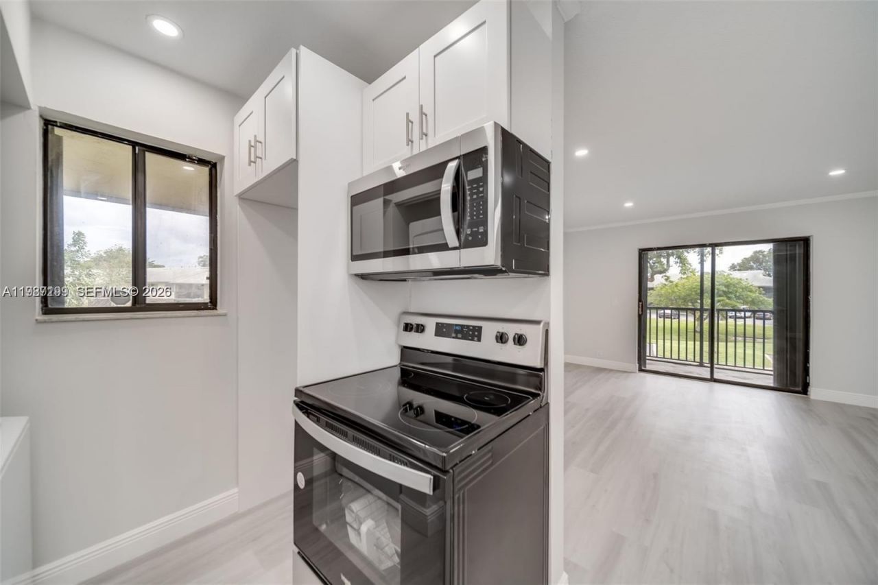 677 Trace Cir, Unit 211, Deerfield Beach, FL 33441 Photo
